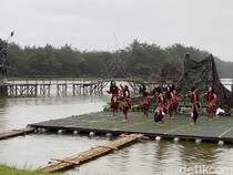 Basah Kuyup Penari Sendratari Subali Sugriwa di Pantai Glagah