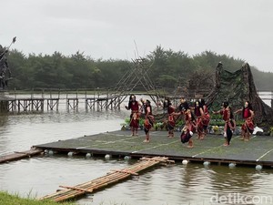 Basah Kuyup Penari Sendratari Subali Sugriwa di Pantai Glagah