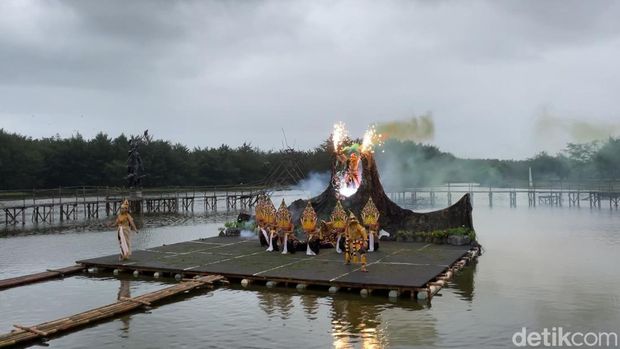Penampilan Sendratari Sugriwa Subali di Laguna Glagah, Temon, Kulon Progo, Kamis (28/8/2025).