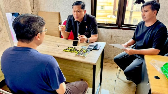 WNA asal Malaysia berinisial SY saat diperiksa polisi.(Dok Polda Kepri)