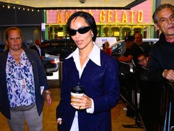 Setelah Kepergok Mesra di Roma, Zoe Kravitz Tiru Gaya Harry Styles