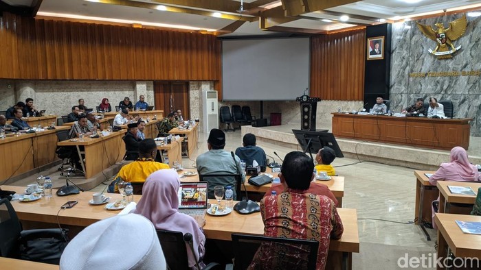 12 Anggota DPR RI melakukan RDP di Kantor Gubernur mendengar aduan masyarakat Sekotong, Lombok Barat masalah redistribusi lahan bekas lahan HGB PT Lingga Permata Utama, Jumat (29/8/2025). (Ahmad Viqi/detikBali).