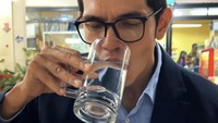 Bagi Adrian Maulana makan di warteg tak ada bedanya dengan tempat lain. Ada beberapa lauk favoritnya yang kerap dipesan untuk dinikmati. Foto: Instagram/@adrianmaulana