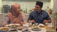 Adrian Maulana kerap menampilkan kehangatannya dengan keluarga. Seperti ketika makan bersama istrinya di rumah saat malam hari. Foto: Instagram/@adrianmaulana