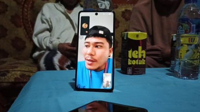 Agus Hilimi video call bersama keluarganya.