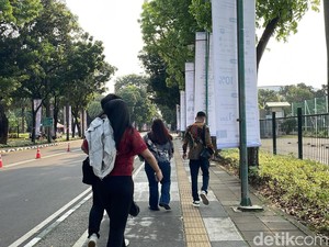 GBK Ditutup Imbas Aksi Massa, Puluhan Orang Jalan Kaki Cari Pintu Keluar