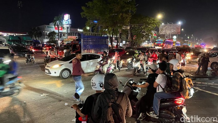 Akses lalu lintas di depan pintu I Unhas, Jalan Perintis Kemerdekaan Makassar berangsur normal usai massa demo membubarkan diri.