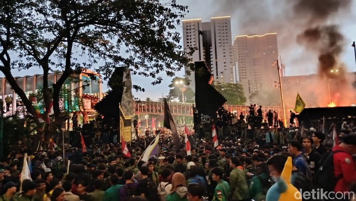 Aksi bela Affan Kurniawan, driver ojol yang tewas dilindas kendaraan taktis (rantis) Brimob yang digelar di Polda Metro Jaya masih berlangsung meski turun hujan deras. (Wildan N/detikcom)