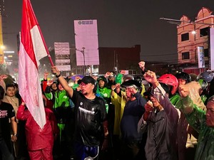 Aksi Ratusan Ojol di Lampung Berlangsung Damai di Tengah Hujan Deras