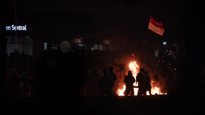 Pengunjuk rasa melakukan aksi di depan Markas Komando (Mako) Brimob Polda Mtero Jaya, Kwitang, Jakarta, Jumat (29/8/2025). ANTARA FOTO/Bayu Pratama S/wpa.