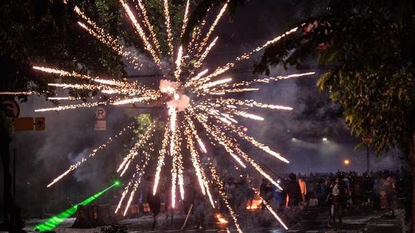Gas Air Mata dan Mobil Terbakar Warnai Aksi Demo di Depan Mako Brimob Kwitang