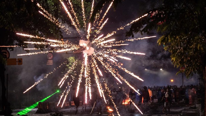 Aksi demo di depan Mako Brimob Kwitang Pengunjuk rasa melakukan aksi di depan Markas Komando (Mako) Brimob Polda Mtero Jaya, Kwitang, Jakarta, Jumat (29/8/2025). ANTARA FOTO/Bayu Pratama S/wpa.