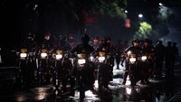 Personel Brimob mencoba menghalau massa saat aksi unjuk rasa di depan Markas Komando (Mako) Brimob Polda Mtero Jaya, Kwitang, Jakarta, Jumat (29/8/2025). Foto: ANTARA FOTO/BAYU PRATAMA S
