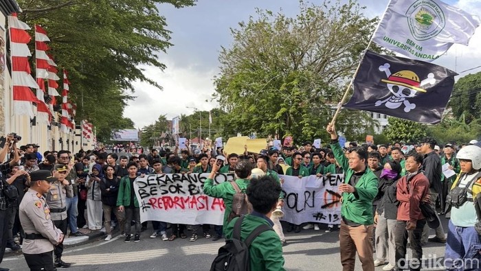 Aksi demo di depan Mapolda Sumbar. (Jeka Kampai/detikSumut)