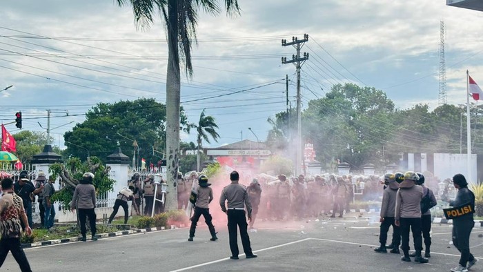 Aksi demo di kantor DPRD Bengkulu.
