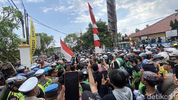 Aksi demonstrasi ojol di Mapolres Sukabumi Kota