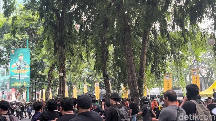 Aksi demontrasi di DPRD Sumut ricuh. (Foto: Kartika Sari/detikSumut).