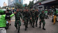 Ketegangan perlahan mulai mereda setelah aparat TNI turun tangan membantu kepolisian. Kehadiran personel TNI di sekitar lokasi mampu menenangkan massa yang sebelumnya sulit dikendalikan. Foto: Pradita Utama