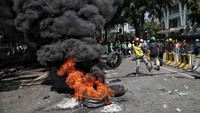 Massa melakukan unjuk rasa di kawasan depan markas Brimob, Kwitang, Senen, Jakarta Pusat, Jumat (29/8/2025). Foto: Pradita Utama