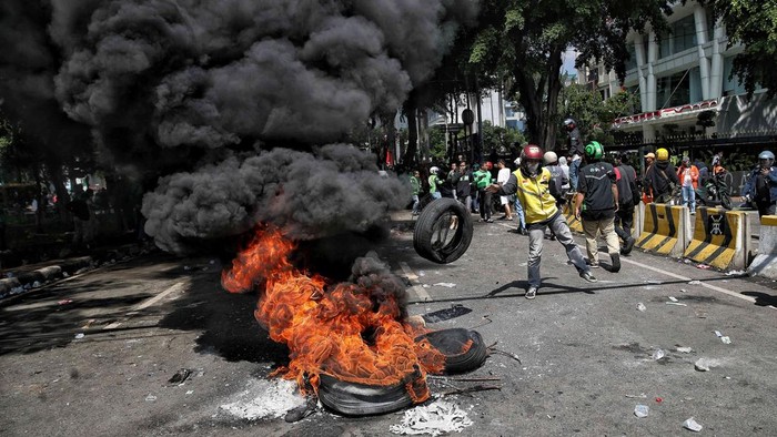 Aksi di Mako Brimob Kwitang Massa melakukan unjuk rasa di kawasan depan markas Brimob, Kwitang, Senen, Jakarta Pusat, Jumat (29/8/2025).