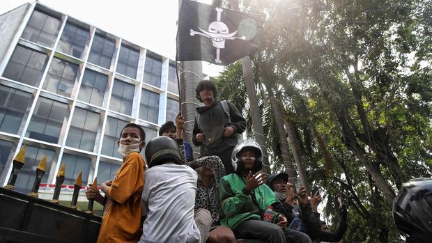 Massa melakukan unjuk rasa di kawasan depan markas Brimob, Kwitang, Senen, Jakarta Pusat, Jumat (29/8/2025).