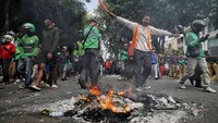 Massa yang sebelumnya memadati ruas jalan kini terlihat menahan diri. Mereka memilih tetap berkumpul dengan tertib sambil menunggu penjelasan resmi dari pihak aparat. Foto: Pradita Utama