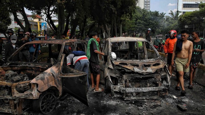 Massa melakukan unjuk rasa di kawasan depan markas Brimob, Kwitang, Senen, Jakarta Pusat, Jumat (29/8/2025).