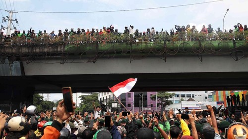 Massa melakukan unjuk rasa di kawasan depan markas Brimob, Kwitang, Senen, Jakarta Pusat, Jumat (29/8/2025).