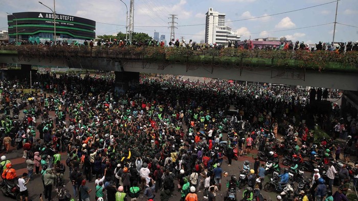 Massa melakukan unjuk rasa di kawasan depan markas Brimob, Kwitang, Senen, Jakarta Pusat, Jumat (29/8/2025).