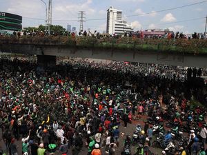 Foto Demo di Mako Brimob Kwitang Buntut Tewasnya Driver Ojol Dilindas Rantis