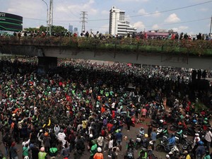 Foto Demo di Mako Brimob Kwitang Buntut Tewasnya Driver Ojol Dilindas Rantis
