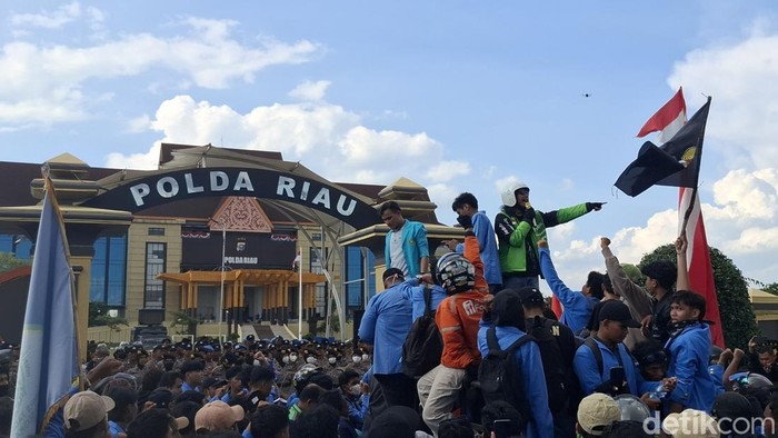 Aksi driver ojol dan mahasiswa di Mapolda Riau (Raja Adil Siregar/detitkSumut)
