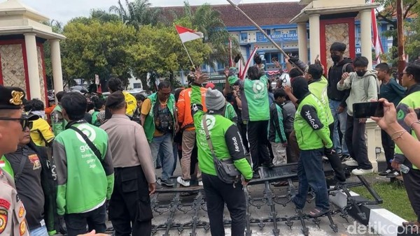 Ojol Juga Demo di Markas Brimob Solo, Gerbang Roboh