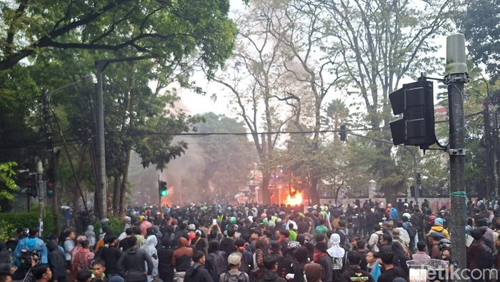 Aksi massa di depan Gedung DPRD Jabar