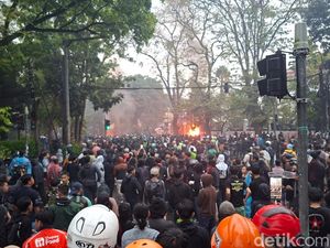 Pagar Depan Gedung DPRD Jabar Membara