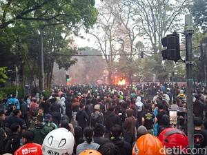 Tuntutan Massa Aksi di Bandung yang Kobarkan Api di Depan DPRD Jabar
