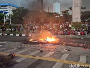 Massa Juga Aksi di Mabes Polri, Salat Gaib untuk Affan hingga Bakar Ban