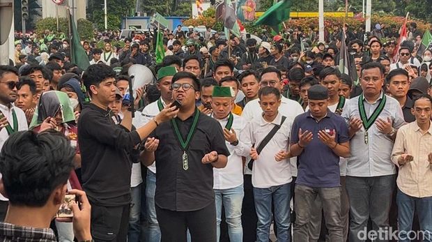 Aksi massa di depan Mabes Polri. (Brigitta/detikcom)