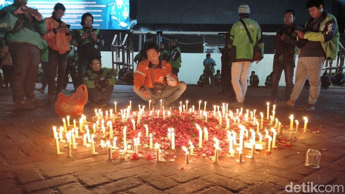 Aksi nyalakan lilin di Mapolres Sidoarjo