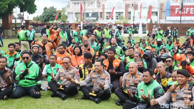 Aksi solidaritas ojol di Jogja untuk Affan Kurniawan yang tewas dilindas rantis saat demo di Jakarta, Jumat (29/8/2025).
