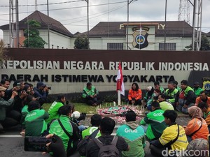 Doakan Affan Kurniawan, Driver Ojol Tabur Bunga di Depan Polda DIY