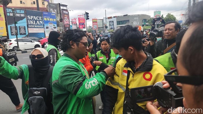 Aksi solidaritas ojol di Jogja untuk Affan Kurniawan yang tewas terlindas rantis saat aksi demo di Jakarta, Jumat (29/8/2025).