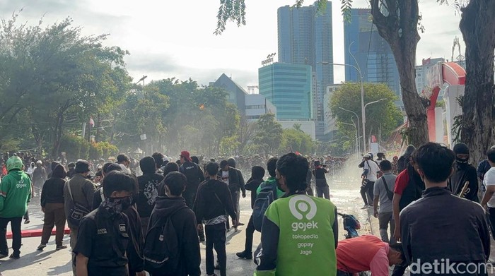 Aksi solidaritas untuk Affan di Surabaya

Aksi solidaritas untuk Affan di Surabaya