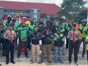 Aksi Solidaritas Ojol Kota Batu untuk Affan, Bagikan Pita Hitam