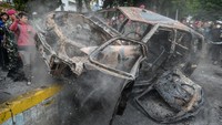 Personel TNI Angkatan Laut bersama pengunjuk rasa membalikkan bangkai mobil yang hangus terbakar untuk dievakuasi saat aksi menuntut pengusutan kasus penabrakan pengemudi ojek online oleh mobil rantis Brimob di Kwitang, Jakarta, Jumat (29/8/2025). Foto: ANTARA FOTO/Putra M. Akbar