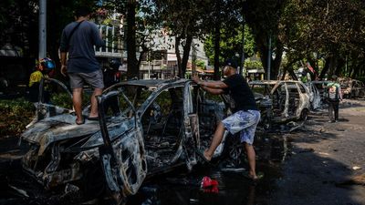 Penampakan Kendaraan Hangus Usai Unjuk Rasa di Depan Mako Brimob