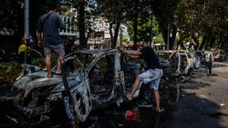 Penampakan Kendaraan Hangus Usai Unjuk Rasa di Depan Mako Brimob