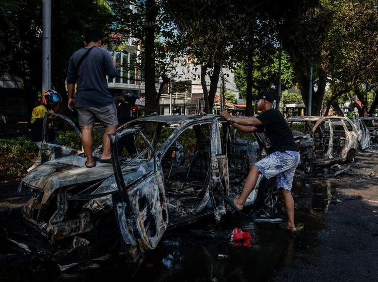 Penampakan Kendaraan Hangus Usai Unjuk Rasa di Depan Mako Brimob