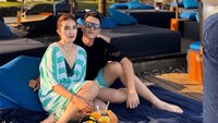 Ussy Sulistiawaty senang Andhika Pratama mulai rajin olahraga, dari golf, gym, lari, hingga padel. Buat aku super WOW, ternyata ga sia2 beberapa bulan terakhir ini rajin nge gym.. lalu mulai nyoba lari2 santai seminggu sekali (kayaknya udah saatnya ditambah deh jd 2-3x seminggu) dan menurut penerawangan kayak2 nya ga kapok ikutan race. Okelaahh kita liat next nya apaaa lagi yaaa, tulisnya. (Foto: dok Instagram ussypratama)