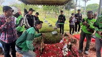 Dalam unggahan Instagram pribadinya, Andovi memandangi liang lahad Affan Kurniawan. RIP Affan Kurniawan. KEADILAN AKAN DATANG, tulisnya. Foto: Instagram @andovidalopez